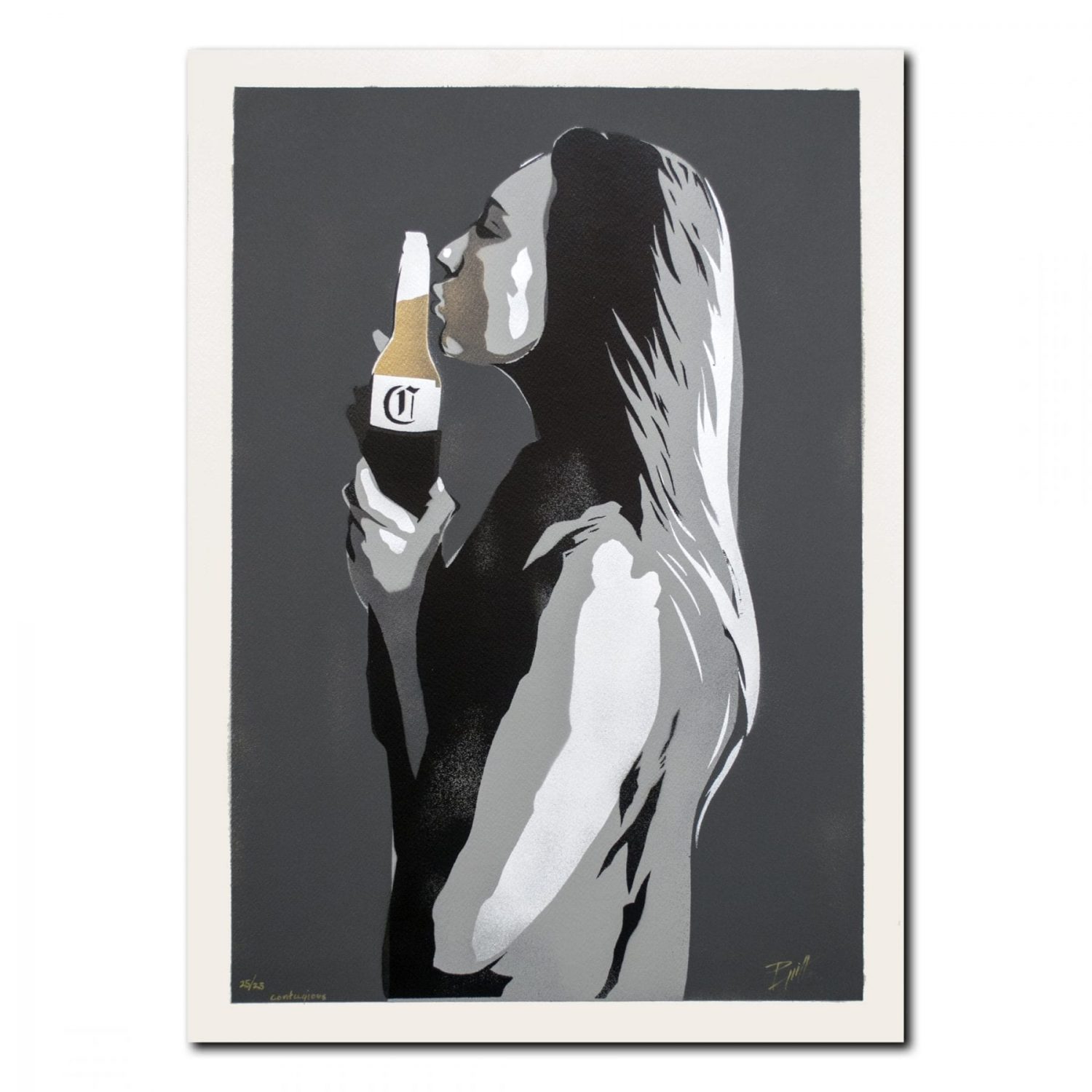 Jente som kysser coronaflaske. Kunstverk av Pyritt