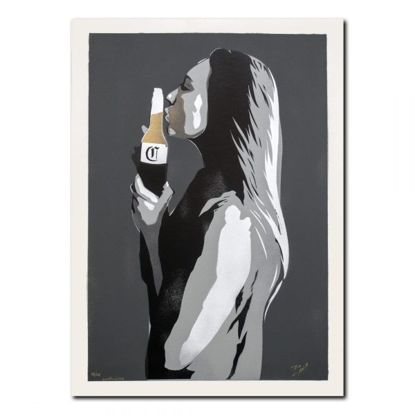 Jente som kysser coronaflaske. Kunstverk av Pyritt
